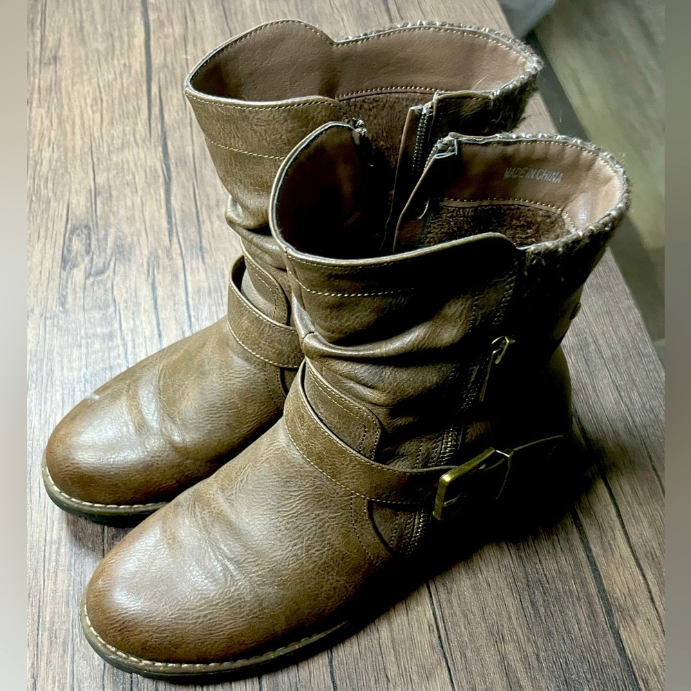 Women’s ankle high brown leather boots size 9